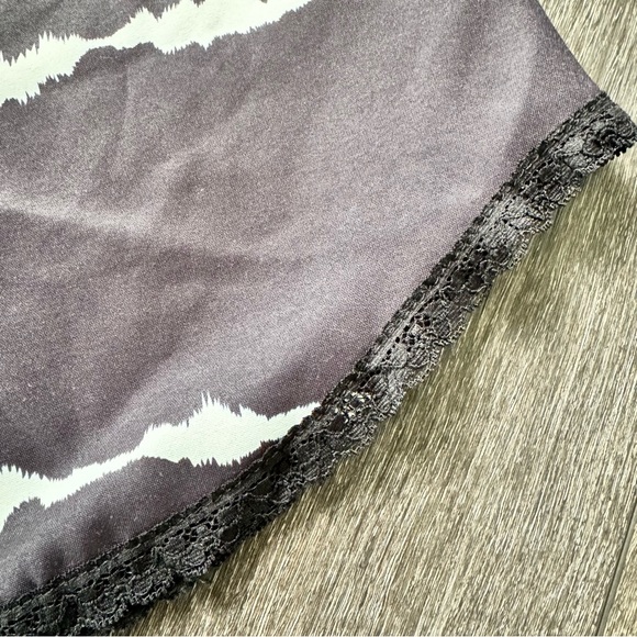 Lace v-neck top. - Picture 6 of 11